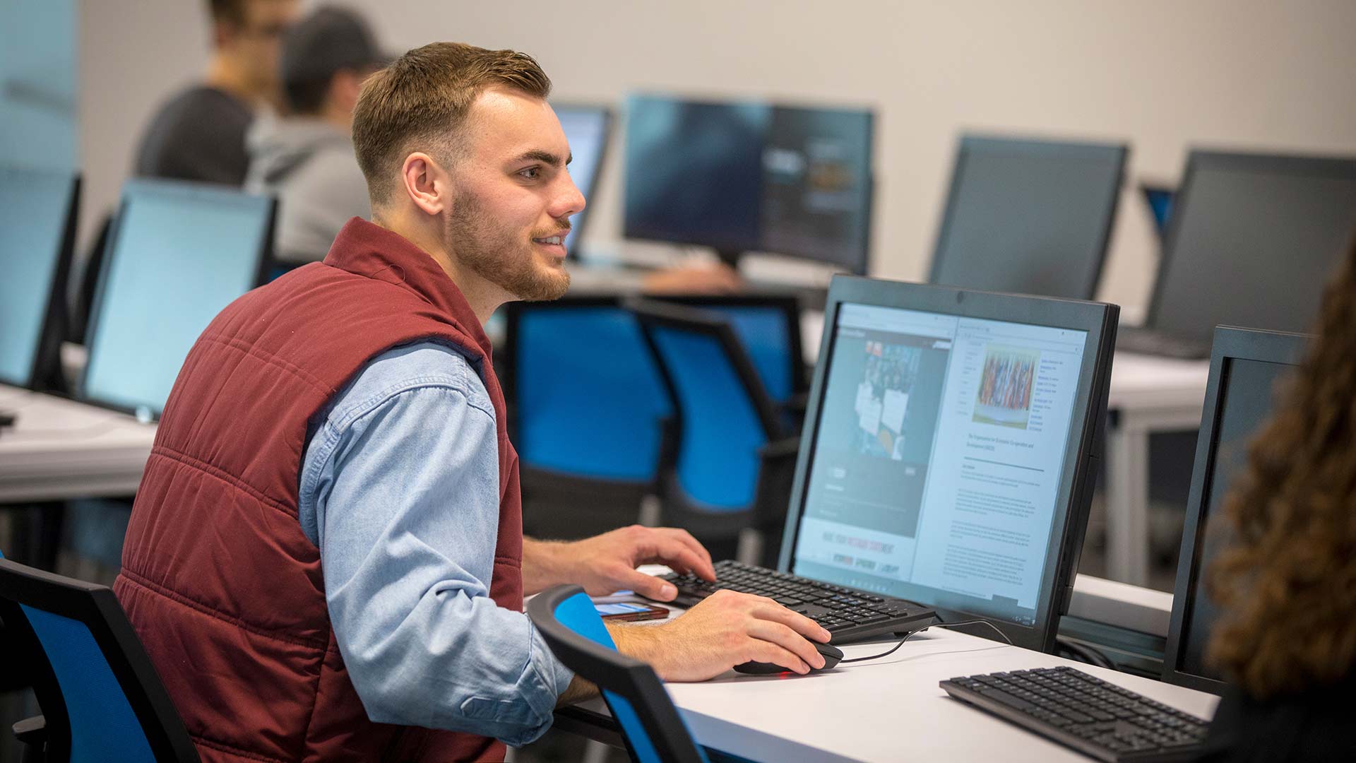 A student at a computer station in an economics class.